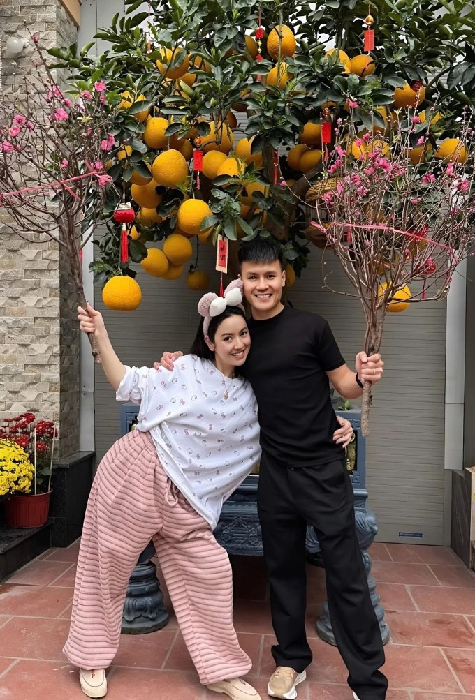 Cầu thủ Quang Hải đi sắm Tết, tận hưởng thời gian nghỉ ngơi bên bà xã Chu Thanh Huyền trước khi đi du đấu.