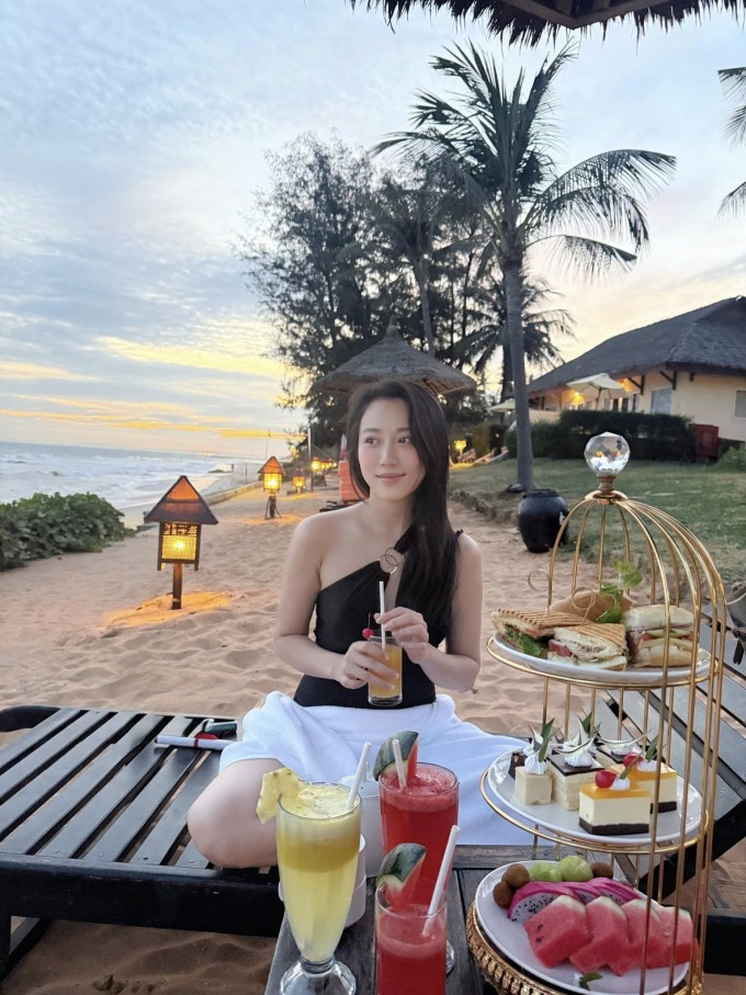 Diễn viên Huỳnh Hồng Loan tranh thủ tận hưởng không khí biển Phan Thiết trong những ngày đầu của kỳ nghỉ Tết.