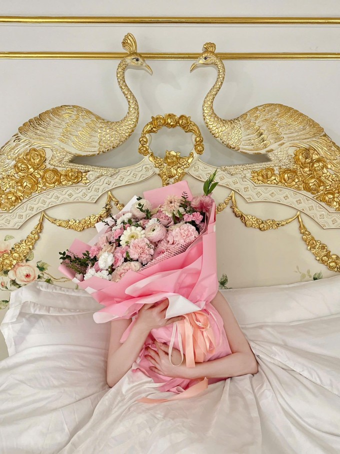 Lý Nhã Kỳ được nhiều người chúc mừng và dự đoán sắp có đám cưới khi khoe ảnh ôm hoa và viết: "12/2/2026, kỷ niệm của hạnh phúc. Cảm ơn sự ngọt ngào đã đến với mình".