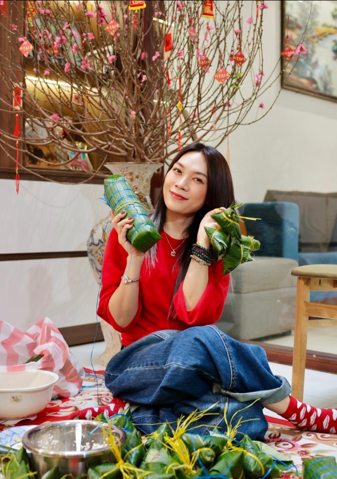 Mỹ Tâm nhận hàng chục nghìn lượt "thích" và "thả tim" khi khoe ảnh gói bánh tét tại nhà bố mẹ ở Đà Nẵng. Ca sĩ giữ thói quen về quê ăn Tết cùng gia đình suốt hàng chục năm nay.