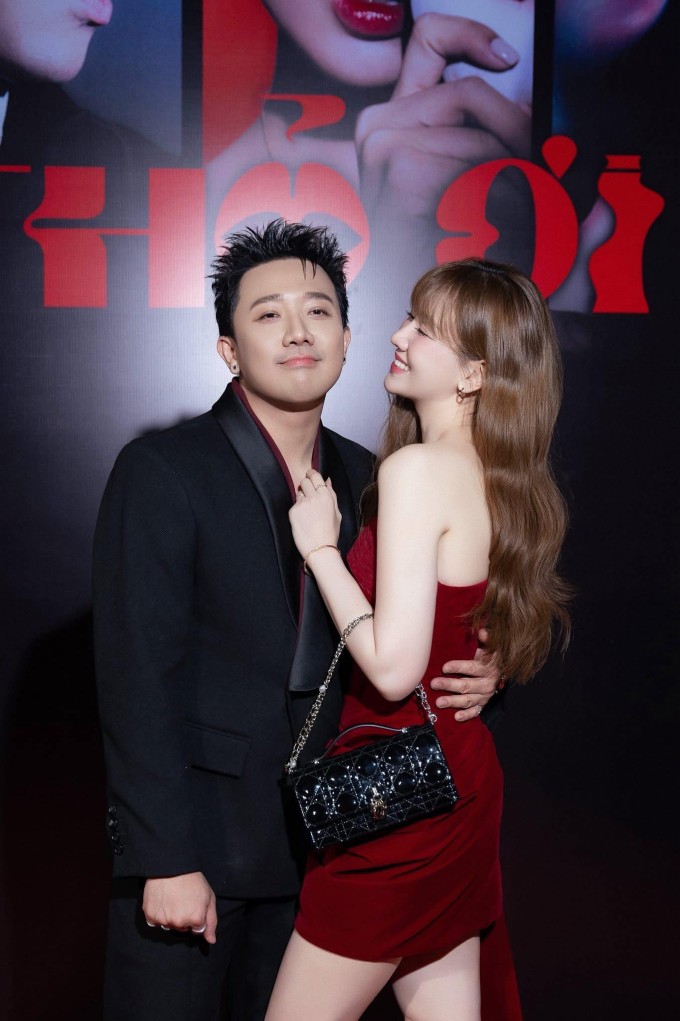 Hari Won đăng ảnh tình tứ bên ông xã Trấn Thành và cho biết sau khi xem phim "Thỏ ơi" do anh sản xuất và đạo diễn, cô thấy yêu chồng hơn.