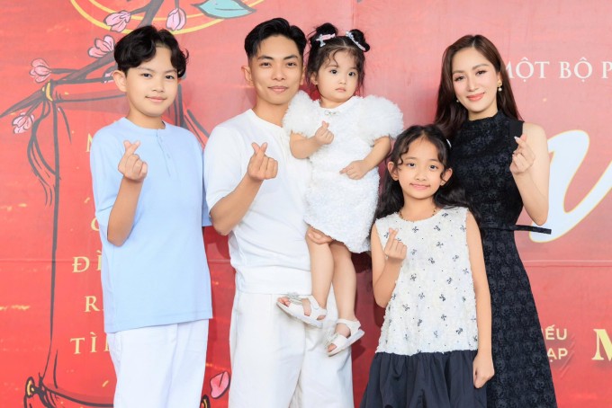 Vợ chồng Khánh Thi - Phan Hiển cùng ba con lên thảm đỏ buổi chiếu phim "Mùi phở" tại TP HCM.