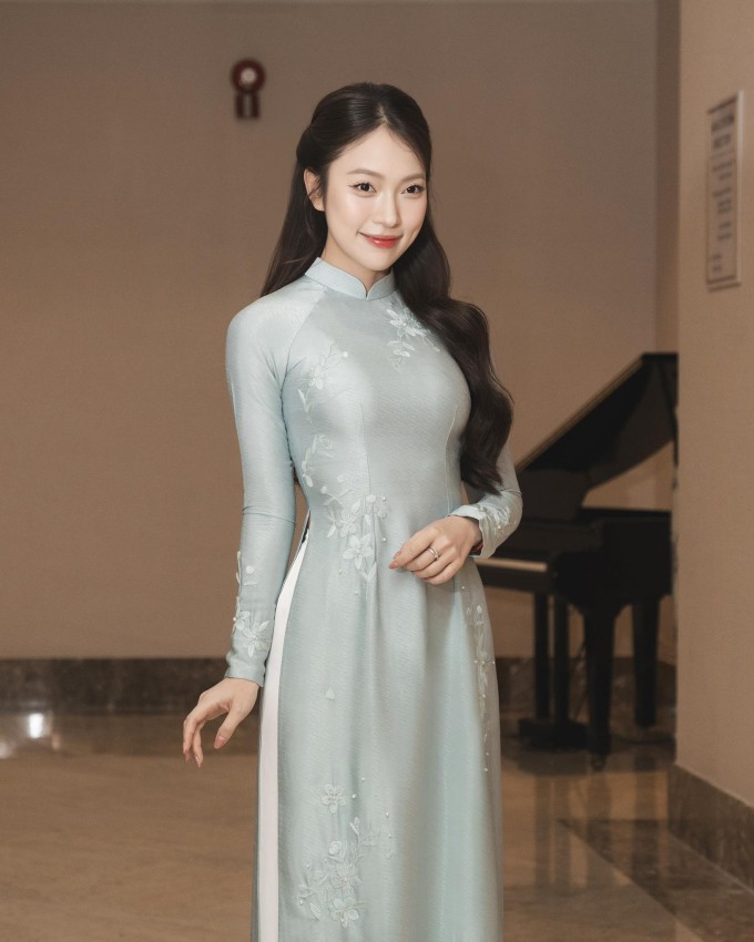 MC Khánh Vy được khen nền nã, dịu dàng với áo dài truyền thống.