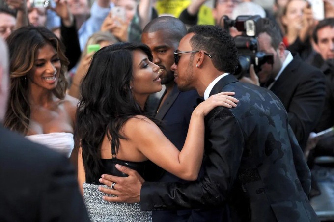 Kim Kardashian ôm chào hỏi Lewis Hamilton tại lễ trao giải của tạp chí GQ năm 2014, khi cả hai đi cùng người yêu thời bấy giờ. Ảnh: The Sun