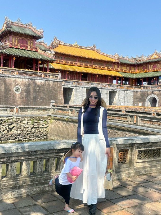 Thúy An và con gái viếng thăm Kinh thành Huế. Ảnh: NVCC