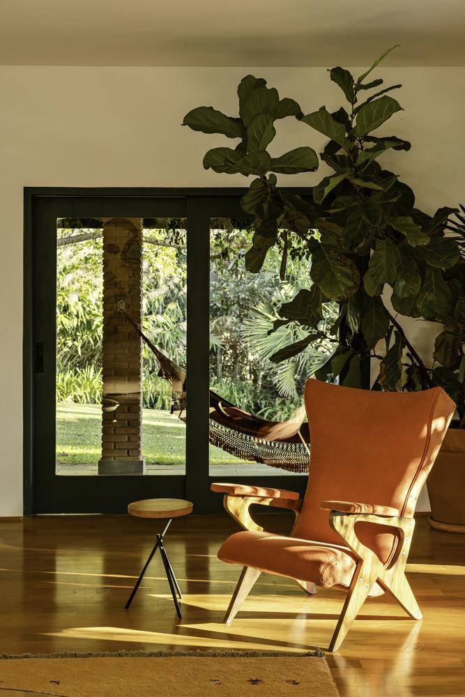 Ghế ngồi bên hiên nhà, nơi gia chủ có thể tận hưởng không khí trong lành. Nguồn: Archdaily