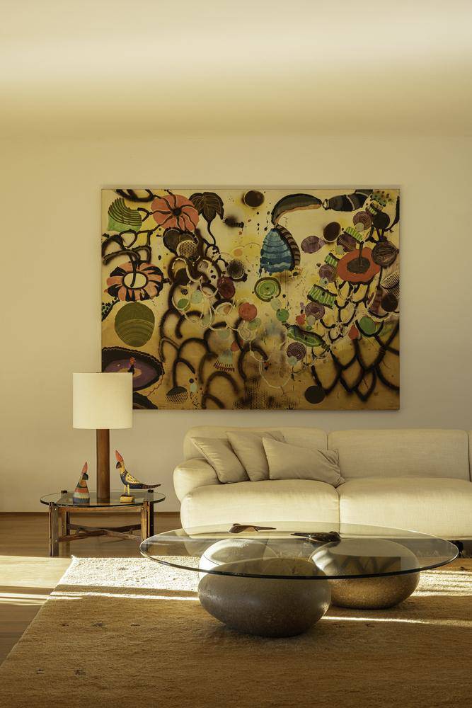 Bức tranh nghệ thuật khổ lớn với màu sắc sống động là điểm nhấn cho phòng khách. Nguồn: Archdaily