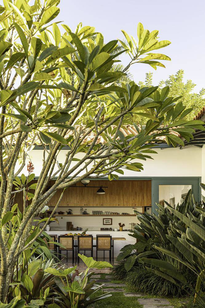 Cây xanh được trồng sát hiên nhà, xóa mờ ranh giới giữa nội thất và ngoại thất. Nguồn: Archdaily