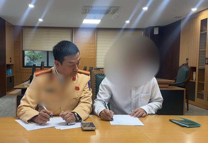 Tài xế ô tô biển xanh vi phạm tại cơ quan công an.