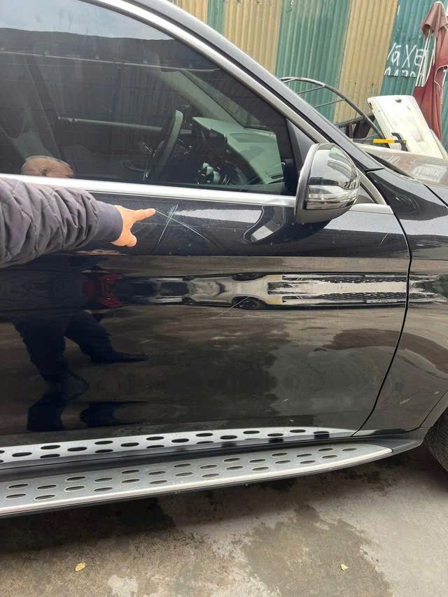 Chiếc xe có nhiều vết cào xước. Ảnh: B.N.