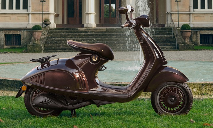 Khung xe liền khối bằng thép phối hợp cùng các chi tiết bằng nhôm giúp tối ưu hóa trọng lượng.