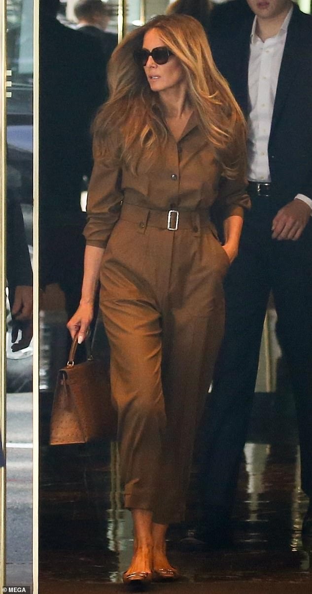 Khi không đeo túi Birkin 25 da cá sấu, bà Melania thường chọn chiếc Sellier Kelly 28 da đà điểu vàng - một món đồ hiếm có khác của nhà mốt Pháp. Trên thị trường đồ cũ, nó được bán lại với giá hơn 27.500 USD (hơn 714 triệu đồng). Ảnh: Mega