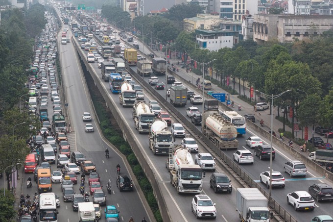 Khu vực đường vành đai ba trên cao, đoạn qua Khuất Duy Tiến - Nguyễn Xiển, Hà Nội, ùn tắc kéo dài chiều 13/2 (26 tháng Chạp). Ảnh: L.C