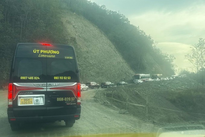 Xe xếp hàng dài trên đèo Đại Ninh, chiều 14/2. Ảnh: Nguyệt Quế