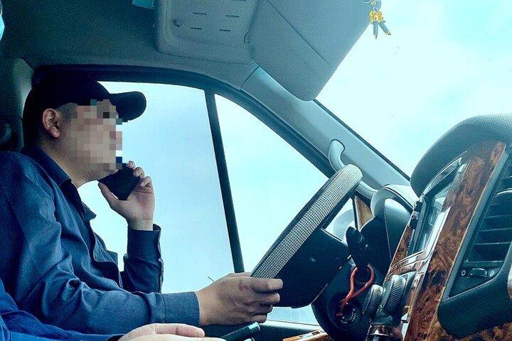 Tài xế sử dụng điện thoại khi đang lái xe tiềm ẩn nguy cơ mất an toàn giao thông.