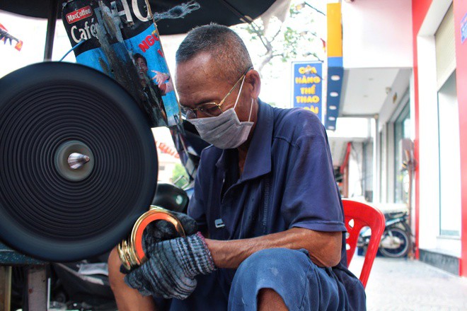 "Đệ nhất cao thủ đánh bóng lư đồng" với hơn 30 năm theo nghề - 1