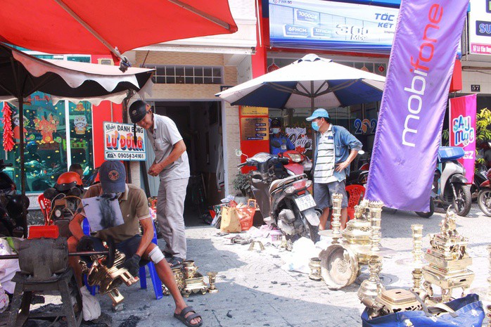 Khách ra vào liên tục tại tiệm ông Tiến trưa 26 Tết.