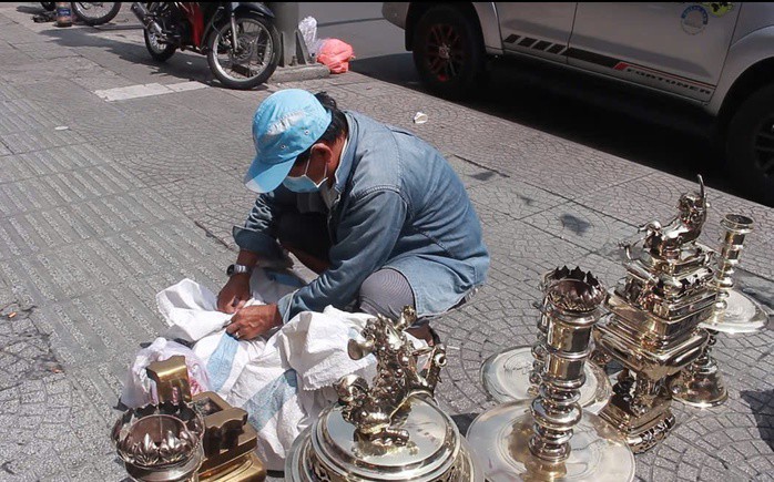 Anh Vũ Bá Thông nhận lại bộ lư đại sáng loáng