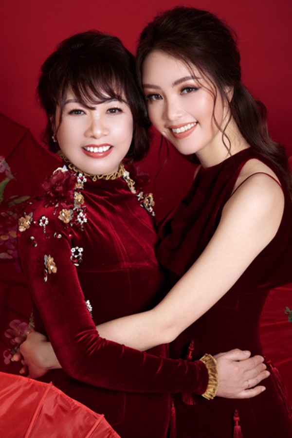 Mẹ ruột hỗ trợ BTV Thụy Vân trong chuyện chuẩn bị Tết chu đáo cho gia đình.