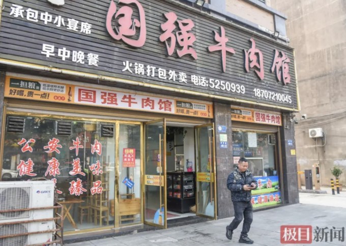 Liu Yang rời quán bò Guoqiang sau khi hoàn tất việc phân phối hàng buổi sáng. Ảnh: Jimu News