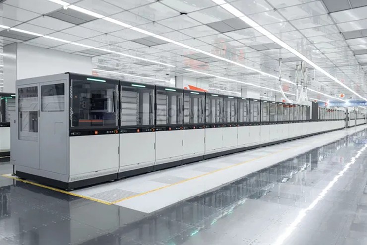 Máy móc và con người kết hợp lại với nhau.