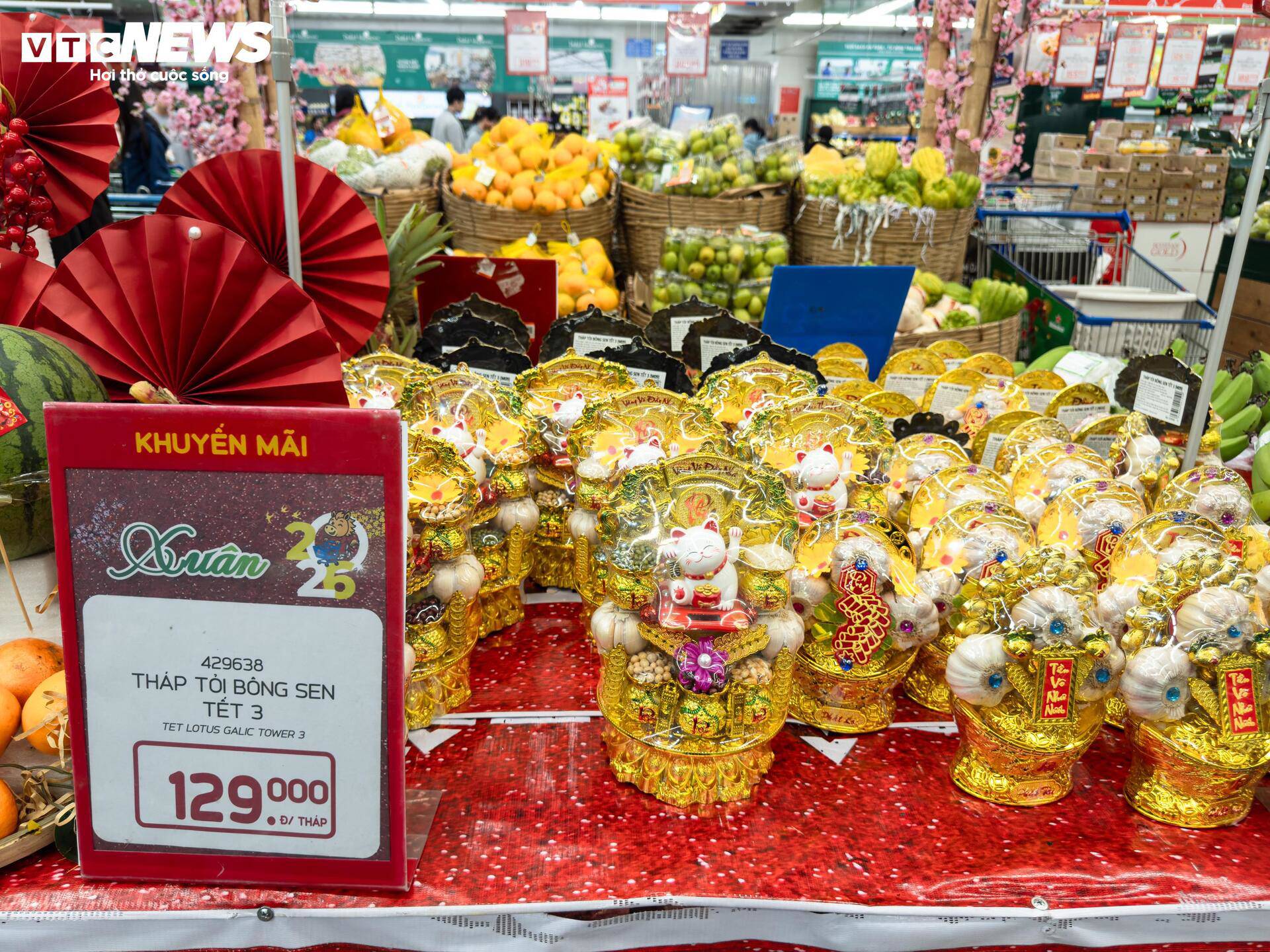 Nhằm kích cầu tiêu dùng dịp Tết Bính Ngọ, các siêu thị đã đồng loạt treo biển khuyến mại, giảm giá với nhiều mặt hàng.