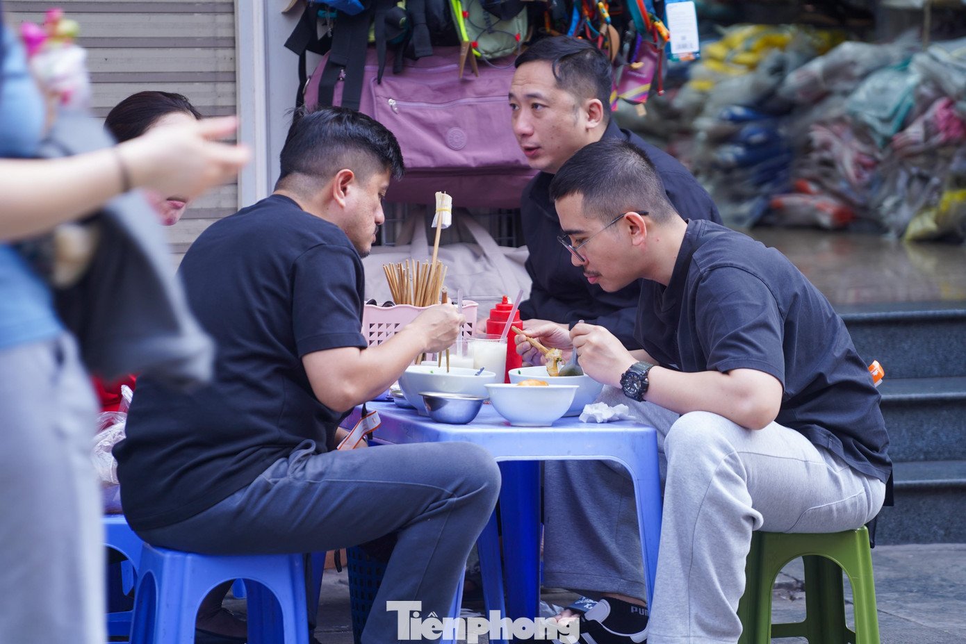 Gác lại công việc, người Hà Nội thong dong xuống phố ăn phở, uống cà phê - 3