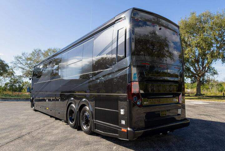 Mẫu nhà di động Loki Coach đời 2026 được phát triển trên nền tảng khung gầm Prevost H3-45 với kích thước đồ sộ.