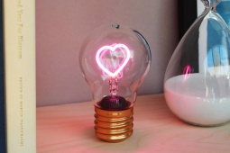Đèn thông minh: Món quà “trợ lý cảm xúc” đáng mua dịp Valentine