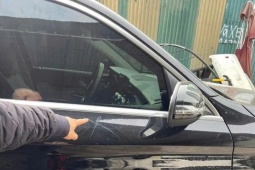 Thông tin mới vụ xe Mercedes bị cào xước, bẻ gương, đập kính khi đỗ trước trung tâm tiếng Anh