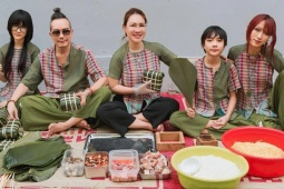 Nghệ sĩ quây quần bên người thân gói bánh Tết