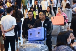 Những Việt kiều chắt chiu cả năm để về Tết