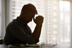 Vợ tôi thường xuyên phải đi công tác cùng người yêu cũ