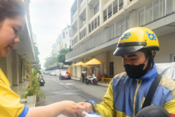 Tài xế xe công nghệ "đếm tiền mỏi tay" những ngày cận Tết