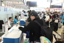 Sân bay Nội Bài đông nghịt