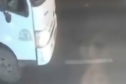 CLIP: Sau va chạm, xe tải cán nạn nhân tử vong trong lúc bỏ chạy