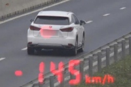 Ô tô "đạp ga" mức khó tin trên đường cao tốc ở miền Trung