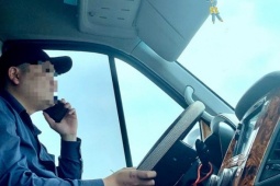 Tài xế nghe điện thoại khi ô tô đang chờ đèn đỏ có bị phạt?