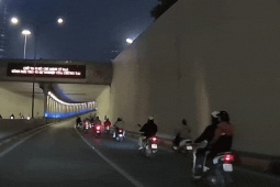 Clip: Xe máy loạng choạng, ngã lăn giữa đường hầm Kim Liên