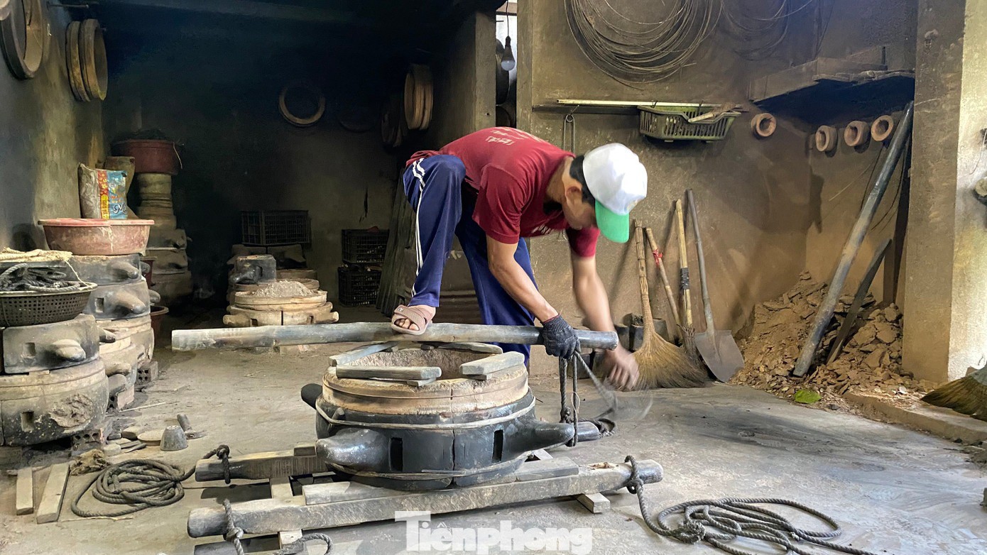 Khuôn sau khi ghép được cố định bằng dây và lớp đất phủ bên ngoài nhằm bảo đảm khuôn kín, không xê dịch trong quá trình rót đồng. Ảnh: Thảo Vy – Thùy Dương