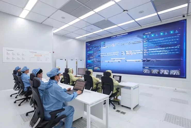 Máy móc và con người kết hợp lại với nhau.