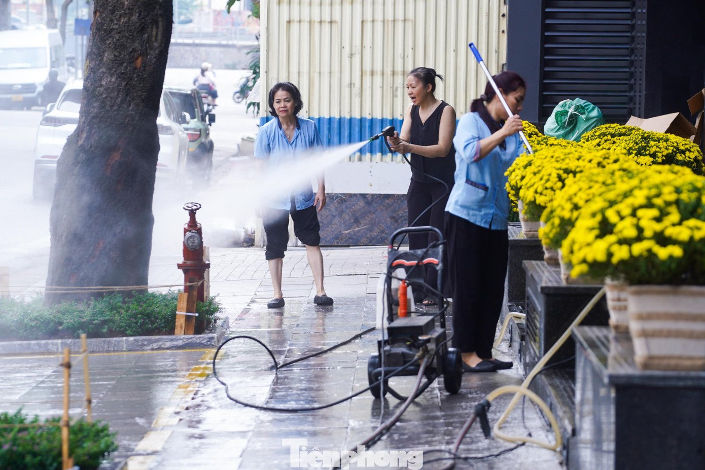 Gác lại công việc, người Hà Nội thong dong xuống phố ăn phở, uống cà phê - 10