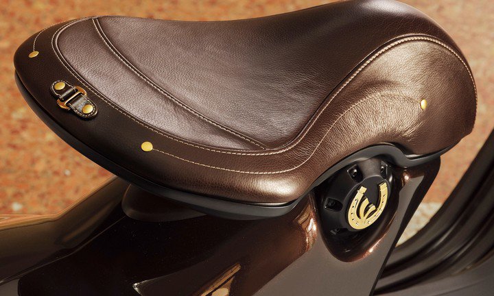 Yên xe bọc da thiết kế công phu mang lại vẻ ngoài lịch lãm cho mẫu xe tay ga hạng sang.