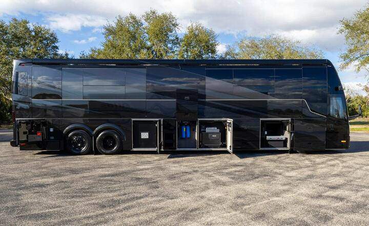 Hệ thống khoang kỹ thuật bên dưới thân xe chứa các thiết bị vận hành quan trọng.