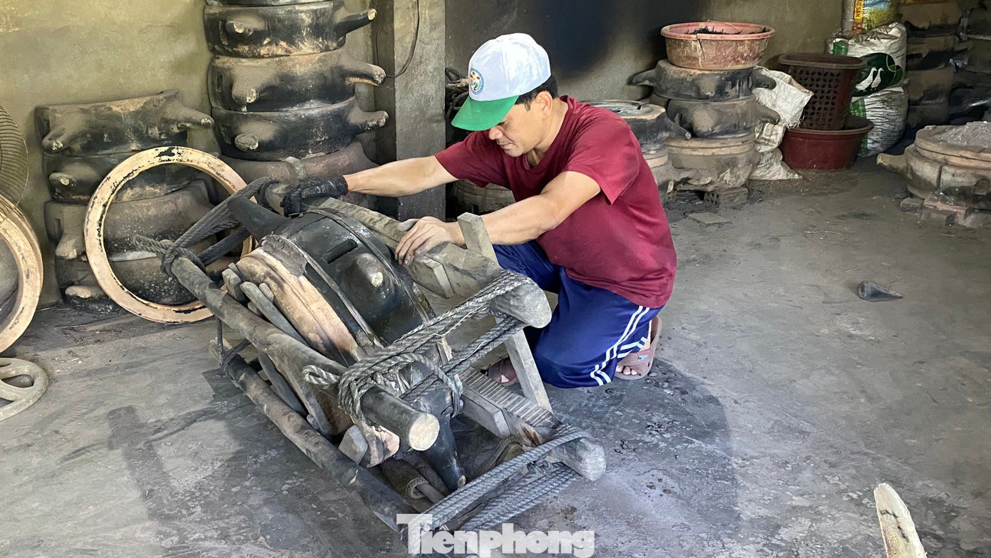 Khuôn sau khi ghép được cố định bằng dây và lớp đất phủ bên ngoài nhằm bảo đảm khuôn kín, không xê dịch trong quá trình rót đồng. Ảnh: Thảo Vy – Thùy Dương