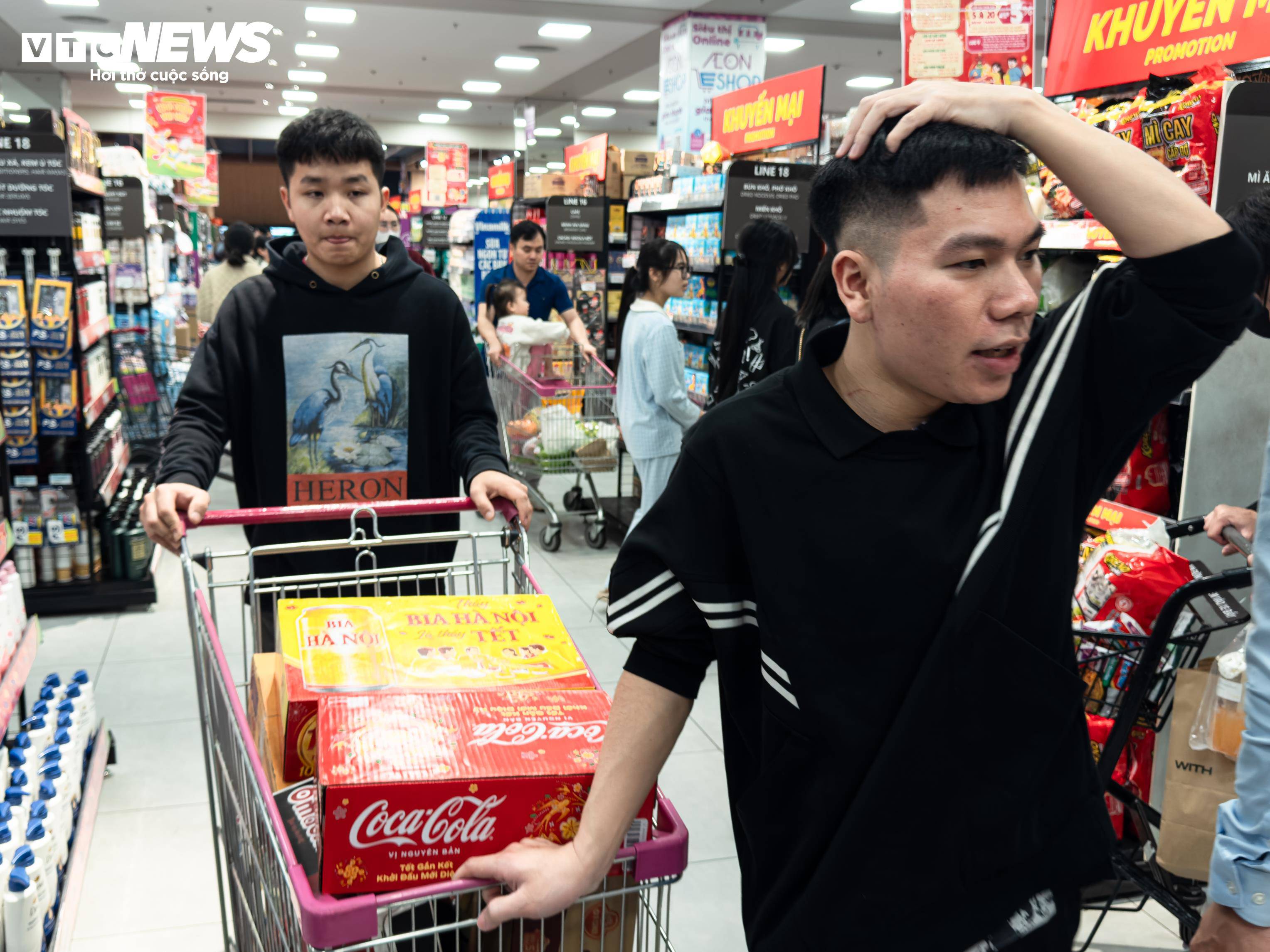 Từng thùng bánh kẹo, đồ uống được xếp đầy lên xe đẩy.