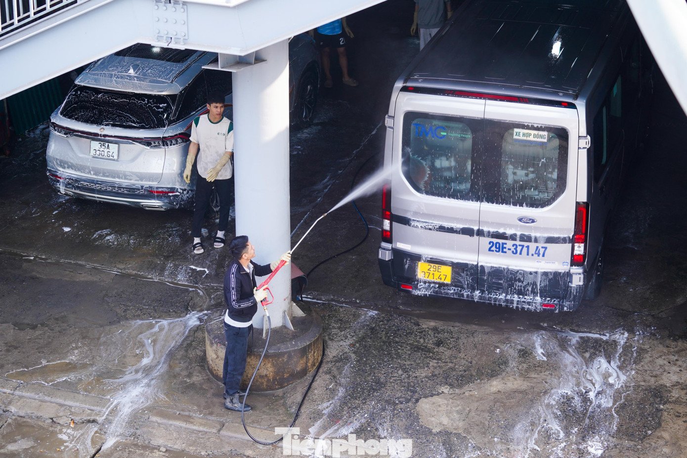 Gác lại công việc, người Hà Nội thong dong xuống phố ăn phở, uống cà phê - 11