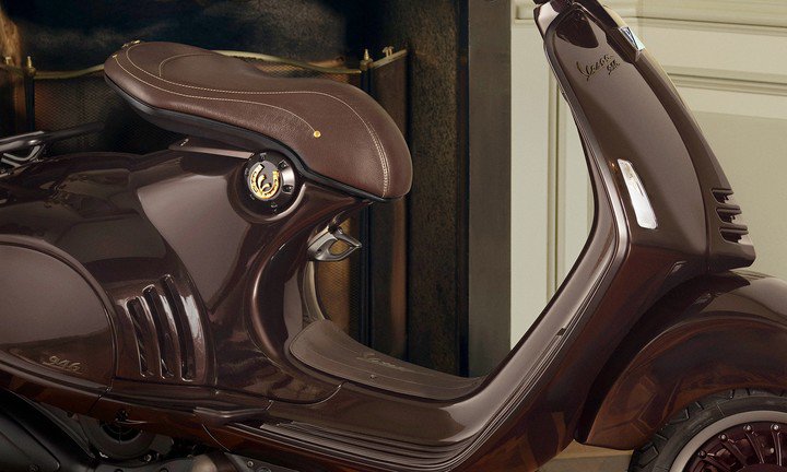 Yên xe bọc da thiết kế công phu mang lại vẻ ngoài lịch lãm cho mẫu xe tay ga hạng sang.