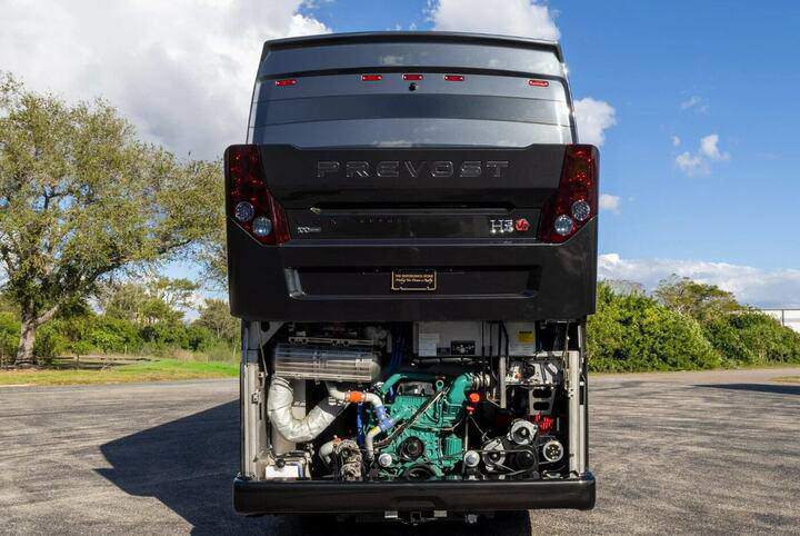 Hệ thống khoang kỹ thuật bên dưới thân xe chứa các thiết bị vận hành quan trọng.