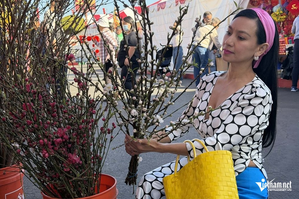 Ca sĩ, diễn viên Y Phụng.